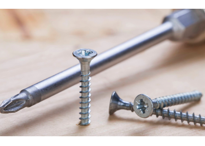 What are the main differences between colored zinc screws and white zinc screws