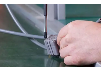 What are the differences between machine screws and ordinary screws